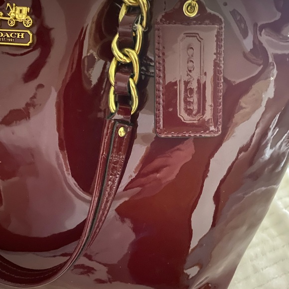 ♥️Authentic Burgundy Coach patent Leather w/ Gold hardware & Original hang tag - Picture 12 of 17
